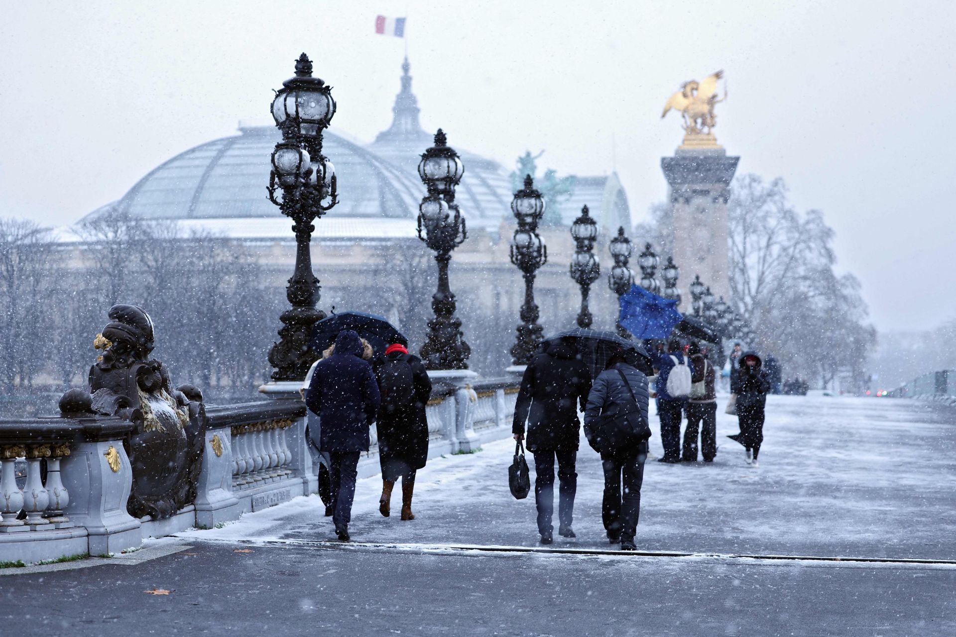 París amanece cubierta de nieve y deja imágenes impresionantes