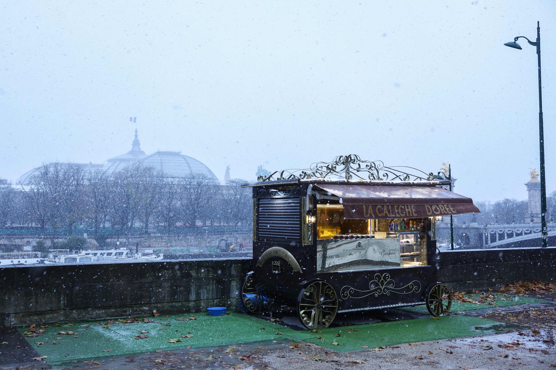 París amanece cubierta de nieve y deja imágenes impresionantes