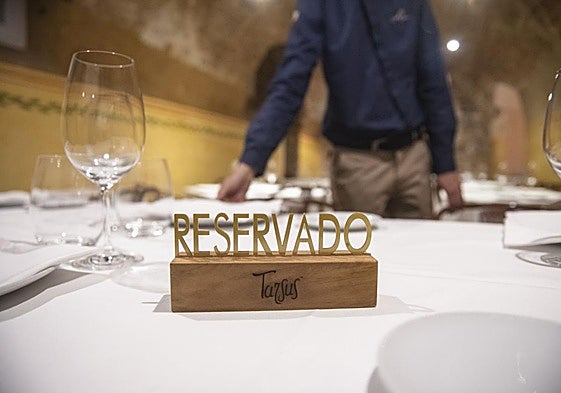Cartel de reservado sobre una mesa de un comedor en la ciudad de Segovia.