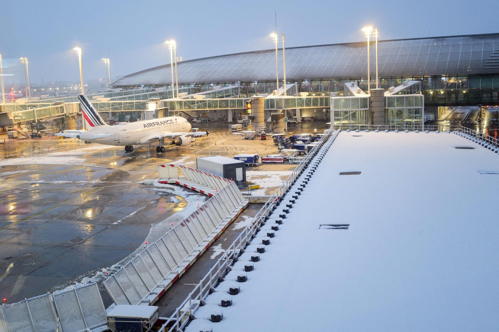 París amanece cubierta de nieve y deja imágenes impresionantes