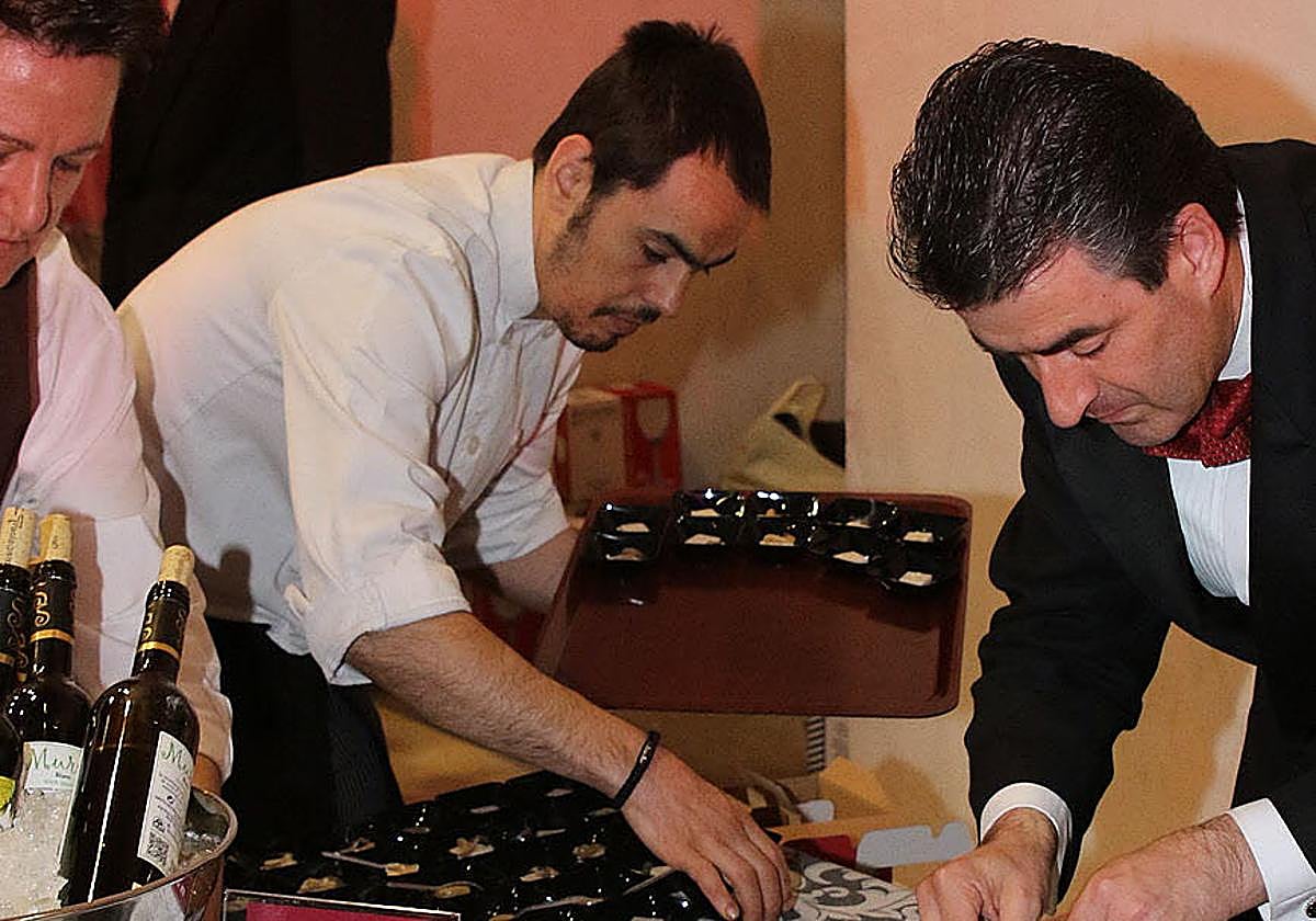 El hostelero Santiago Ortiz (derecha), del restaurante Casares, prepara un aperitivo.