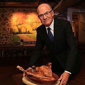 El hostelero Goyo Rico, junto a un asado de lechazo en su restaurante La Portada de Mediodía.