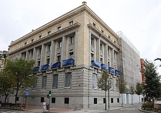 Fachadas del Banco de España, recién restauradas, que dan a la calle Miguel Íscar y a la plaza de España.