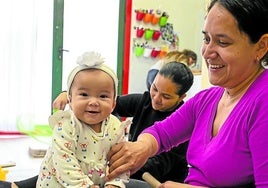 Una pequeña en un Espacio Familiar 0-3 de Fundación 'la Caixa'.