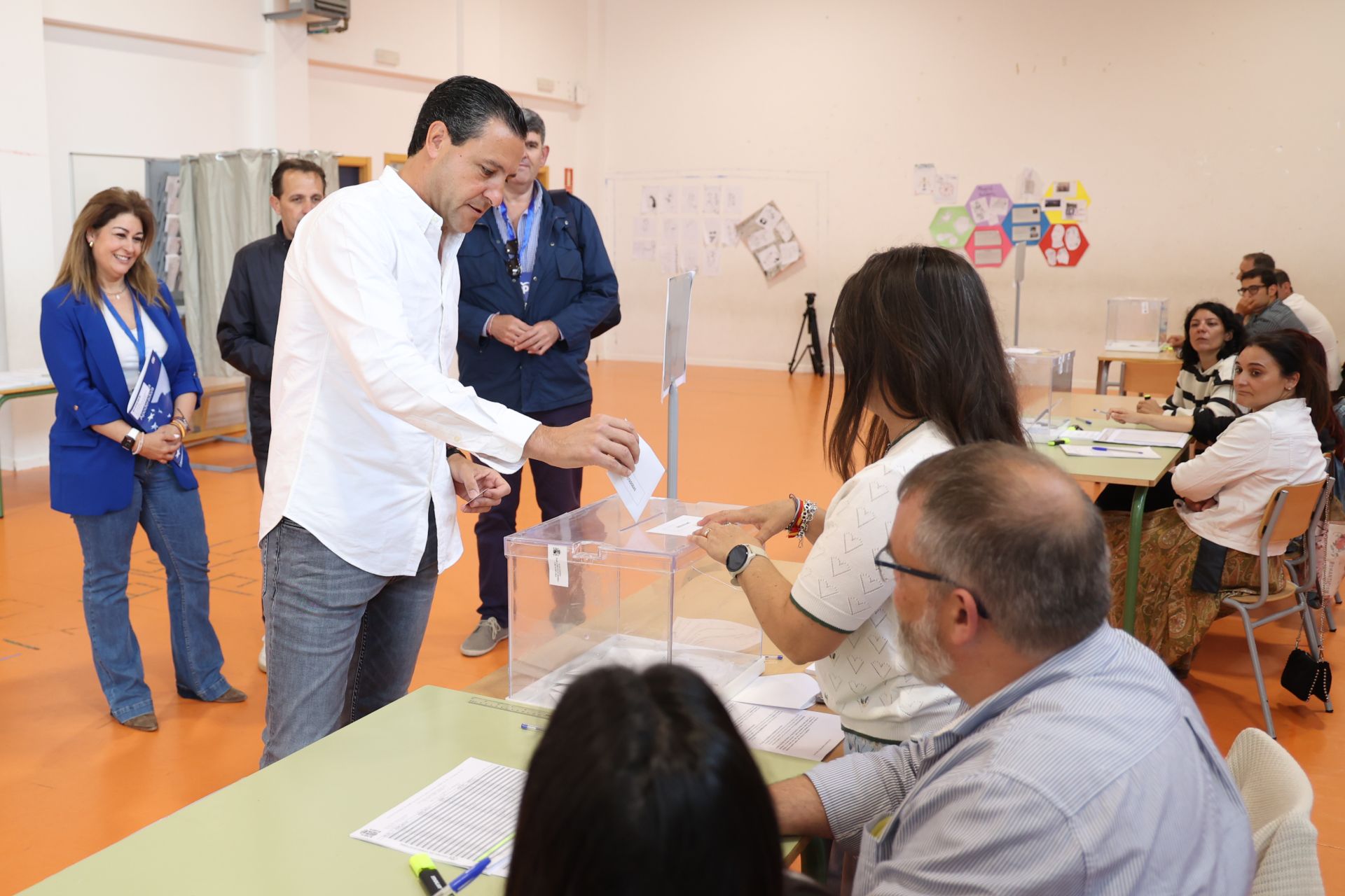 Raúl de la Hoz deposita su voto en las pasadas elecciones al Parlamento Europeo.