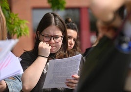 Una chica se muerde las uñas durante la primera jornada de la entonces Ebau, en junio de 2024.