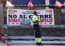 Cartel contra el cierre y un lazo negro en el acceso a la fábrica de Bimbo en Valladolid.