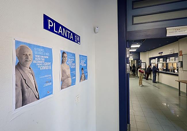 Carteles de animan a la vacunación en el centro urbano de Valladolid de la Casa del Barco.