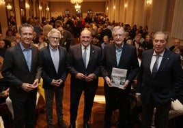 Jorge Valdano, Javier Ares, Jesús Julio Carnero, Ramón Martínez con su obra en las manos y Josito Ortega.