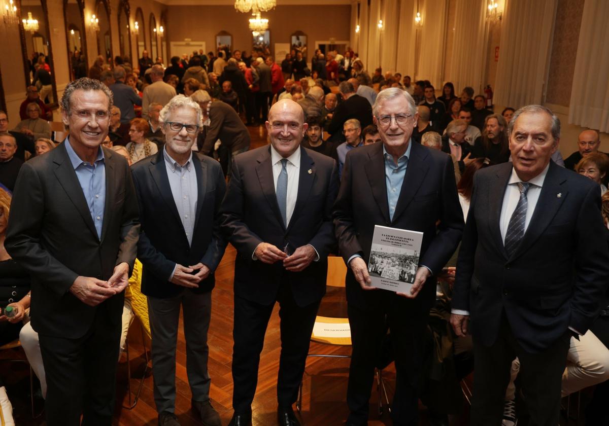 Jorge Valdano, Javier Ares, Jesús Julio Carnero, Ramón Martínez con su obra en las manos y Josito Ortega.