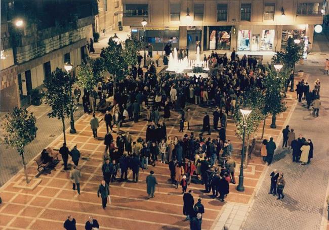 Inauguración de la reforma de la plaza en 1996.