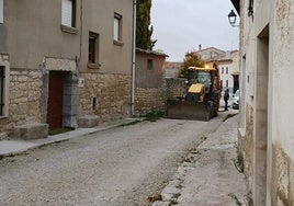 Calle Altozano de Palacios del Alcor, que ha comenzado a ser asfaltada.