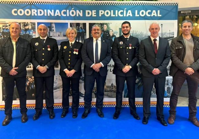 Algunos de los agentes tudelanos galardonados junto al alcalde de Tudela de Duero