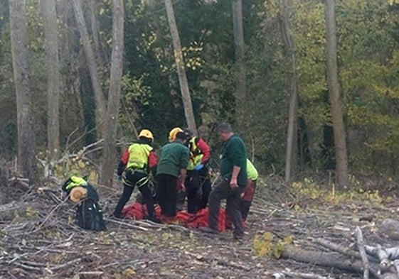 Momento en el que se evacúa al hombre herido, este miércoles en Aguasal.