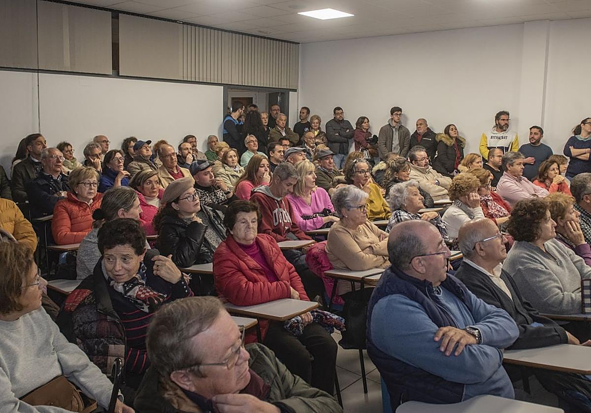 Vecinos y comerciantes abarrotan la sala del centro cívico de Nueva Segovia en la reunión de este jueves con el Ayuntamiento.