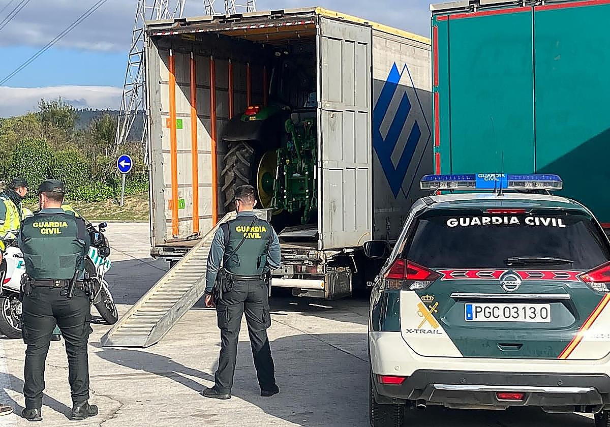 Recuperan en un pueblo de Navarra tres tractores robados en Valseca