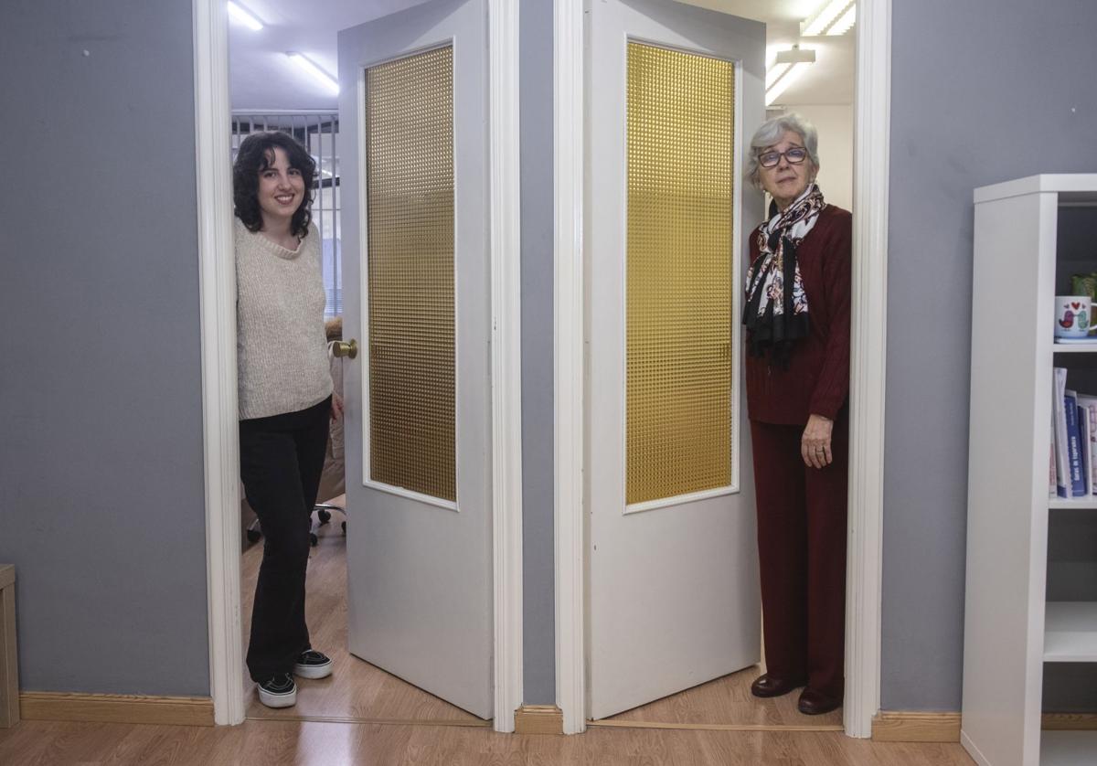 La abogada Ana Arnáiz y la psicóloga Elena Señorans, en la sede de Adavas.