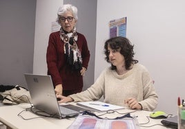 Trabajadoras que prestan asistencia a las víctimas en la sede de Adavas en la ciudad de Segovia.