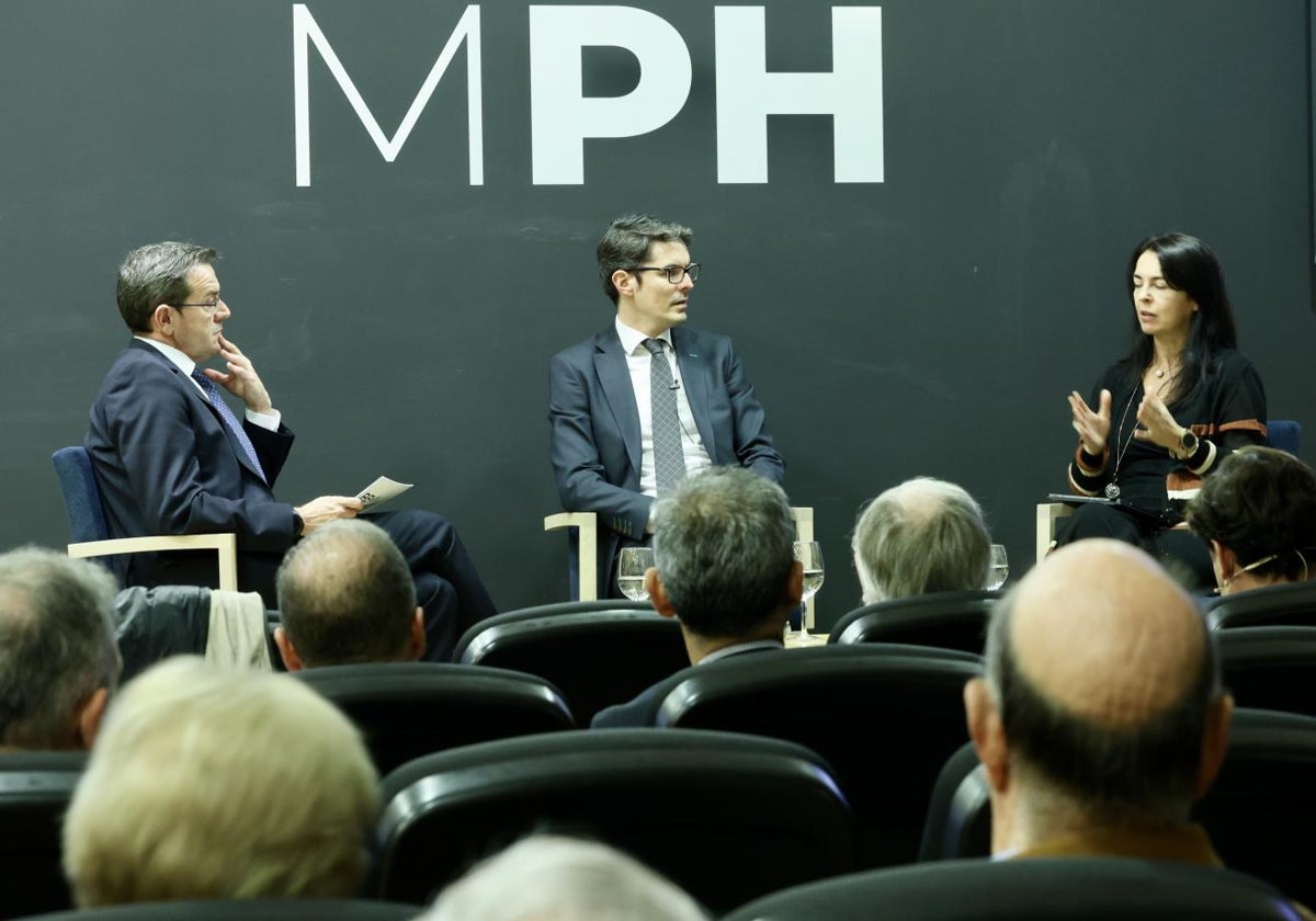 Ángel Oliveros, director de zona de BBVA, dialoga con Roberto Hernanz y Marina Pérez.