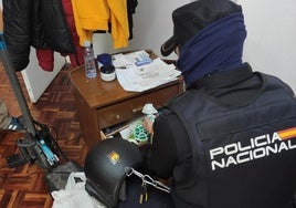 Registro de la vivienda de la mujer detenida donde se encontró droga.