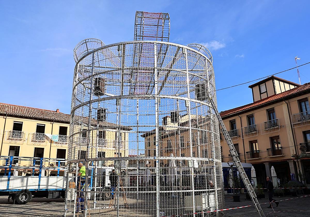 Iluminación ornamental en la Plaza Mayor que anticipa la llegada de Navidad.