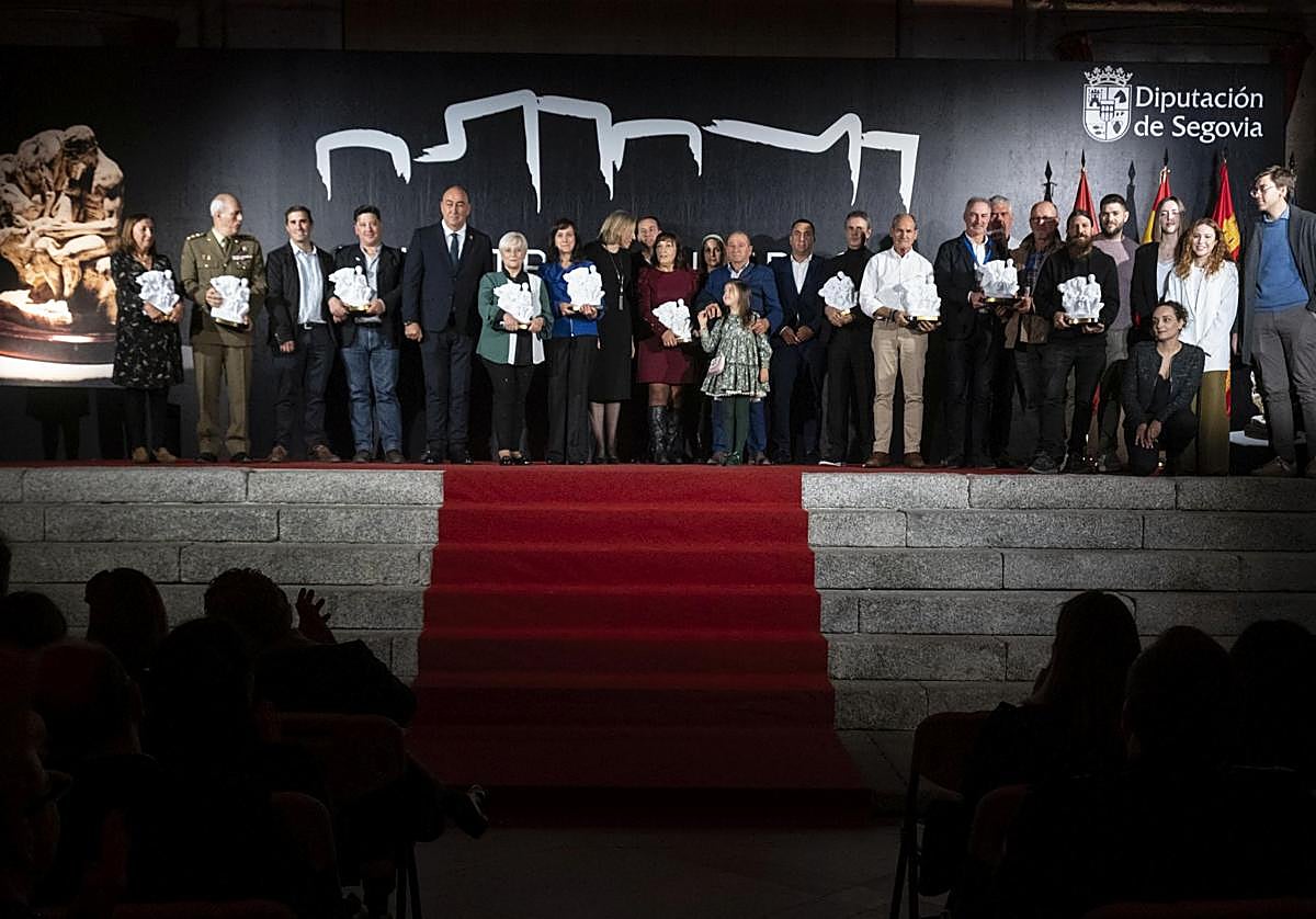 Foto de familia de los premiados por la Diputación este viernes.