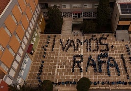 Los alumnos representan un mensaje de ánimo en el patio del colegio.