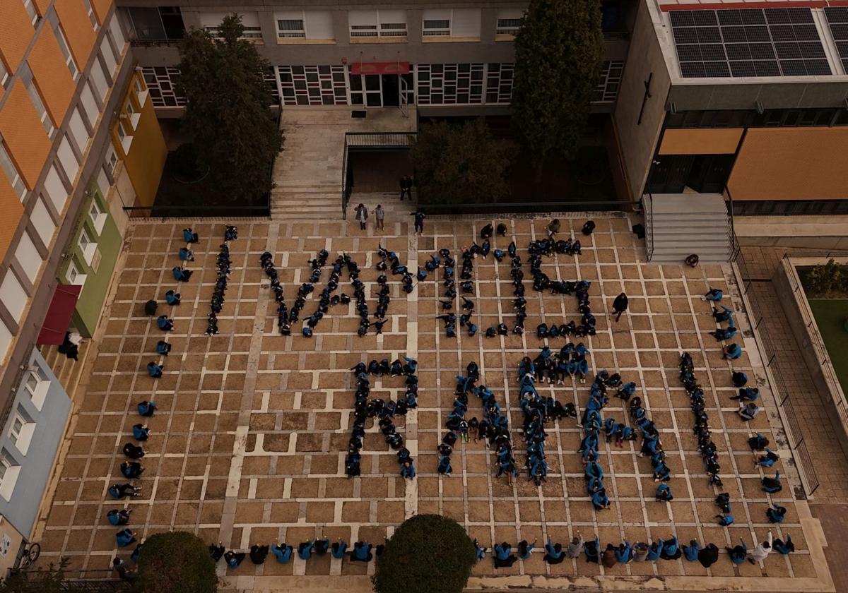 Los alumnos representan un mensaje de ánimo en el patio del colegio.