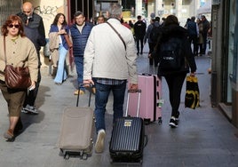 Turistas empujan maletas por el centro de Segovia, el pasado puente de Todos los Santos.