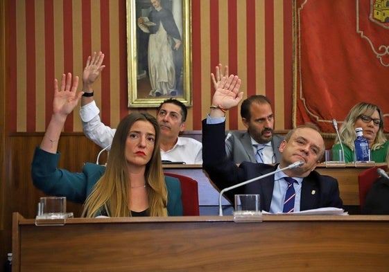 Los concejales de Vox votan en contra del presupuesto del Ayuntamiento de Burgos.