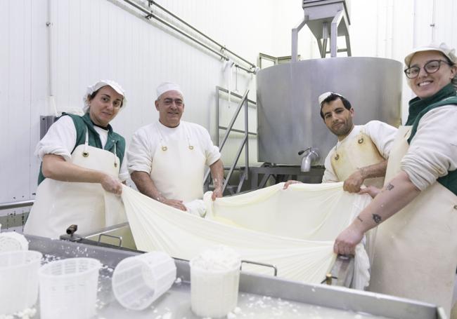 Los trabajadores de la quesería Cañajeral elaboran uno de sus productos premiados a nivel internacional