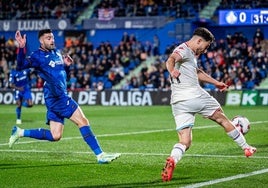 Raúl Moro se dispone a dar un pase atrás en la acción que remató Sylla y paró David Soria en el minuto 31, la ocasión más clara para el Real Valladolid ante el Getafe