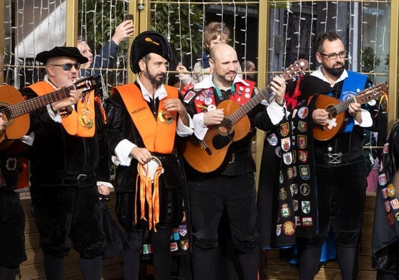 Imágenes de la tuna de Económicas y Empresariales en su 'ronda' del 40 aniversario por el centro de Valladolid