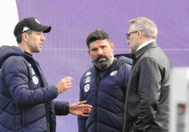 El técnico Paulo Pezzolano (izq,) habla con Bruno Mazziotti (centro) y Jorge Santiago (portavoz institucional) tras un entrenamiento.