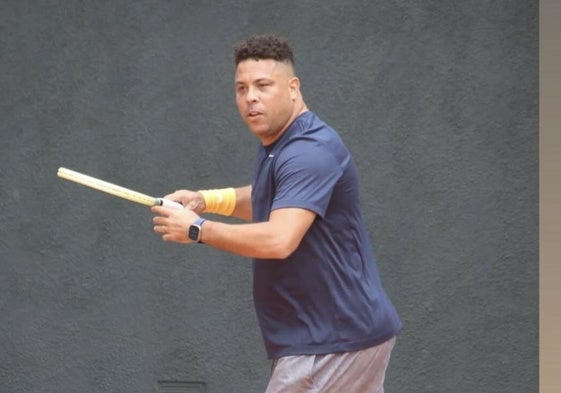 Ronaldo Nazário, durante uno de los partidos de tenis que disputó el viernes en Brasil.