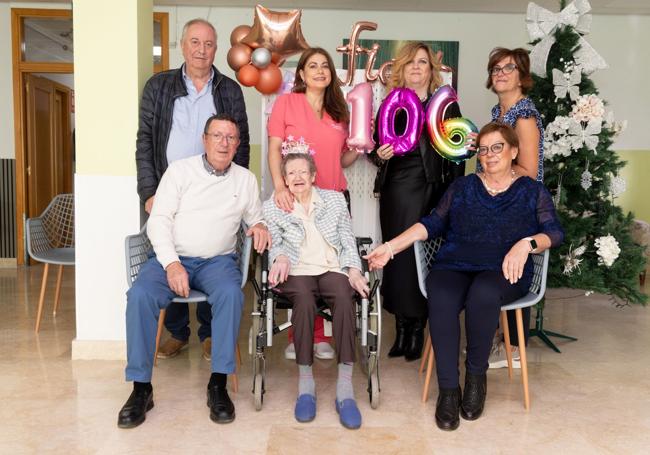 Cecilia rodeada de su familia y de sus cuidadores en la Residencia El Villar