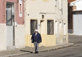 Un vecino de la localidad pasea por Esguevillas de Esgueva