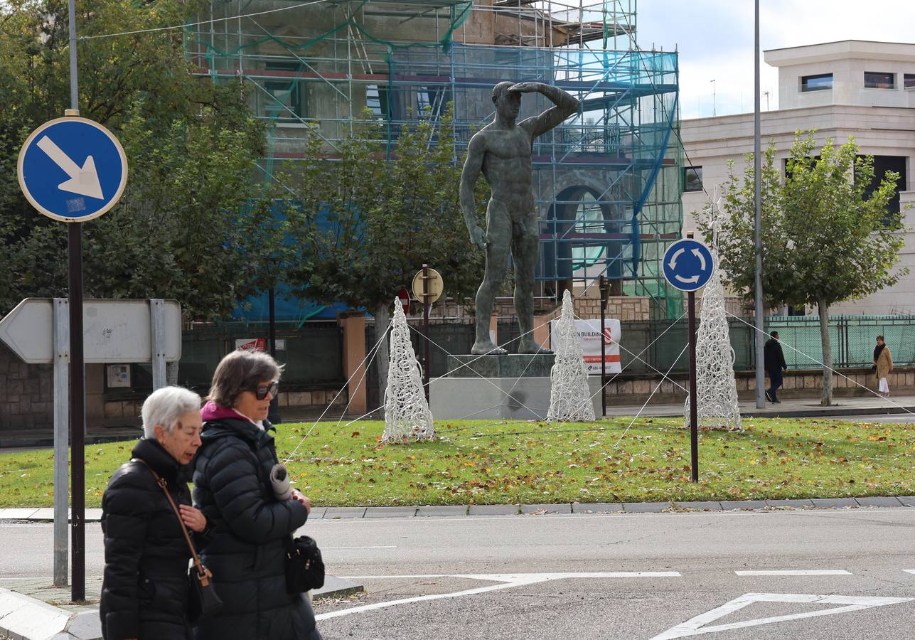 Así se preparan rotondas y rincones de Palencia para la Navidad