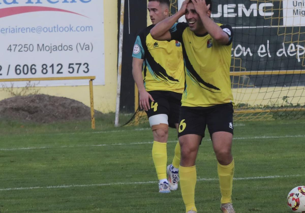 Dos jugadores del Mojados se lamentan de una decisión arbitral.