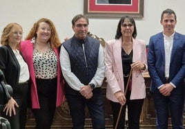 La alcaldesa de Olmedo, con el bastón de mando, junto a parte de su equipo de gobierno.