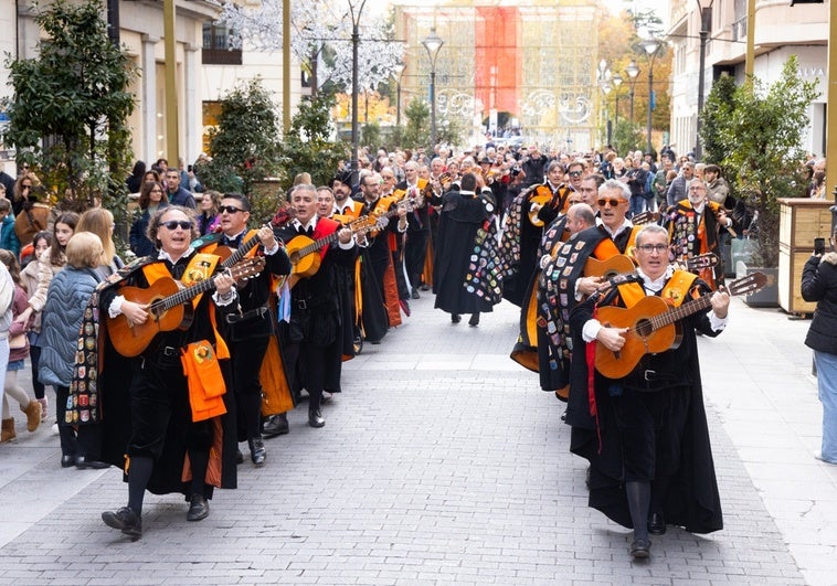 La Tuna de Económicas y Empresariales de Valladolid a su paso por la calle Santiago durante el pasacalles de su 40 aniversario.