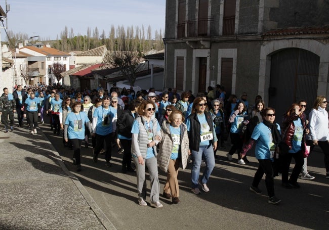 Los asistentes a la marcha solidaria han lucido una camiseta de color azul proporcionada por el Ayuntamiento.