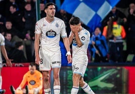 Kike Pérez y Raúl Moro (con las manos en la cara) se lamentan tras uno de los dos goles recibidos en Getafe con Hein al fondo