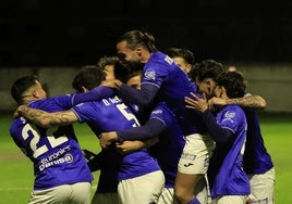 Los jugadores palentinos celebran uno de los goles.