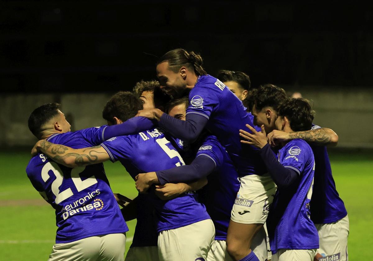 Los jugadores palentinos celebran uno de los goles.