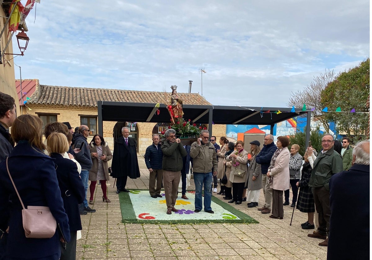 La procesión de Santa Cecilia pasando por encima de la alfombra floral