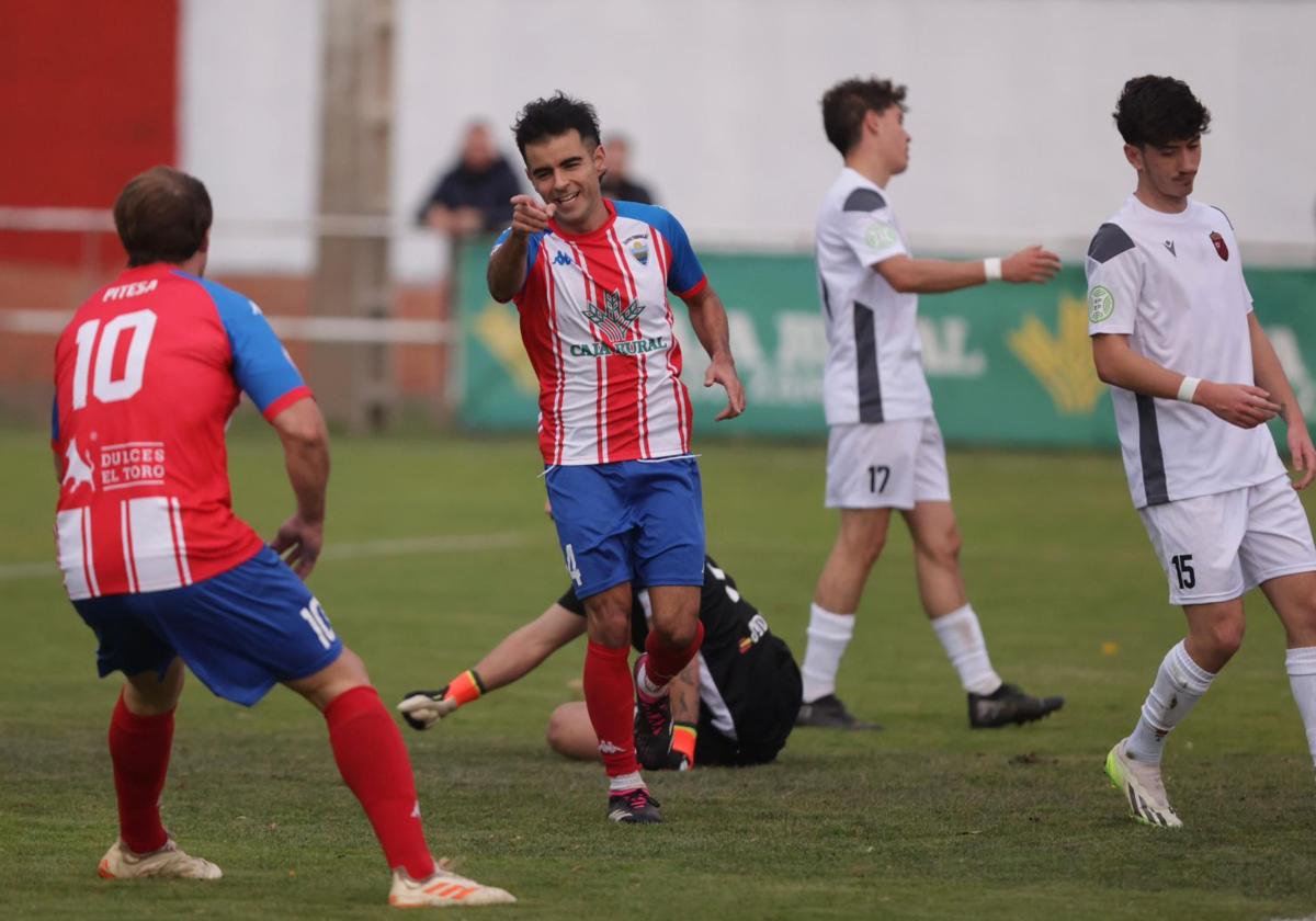 Abel reconoce a Chatún su jugada en la acción del tercer gol tordesillano.