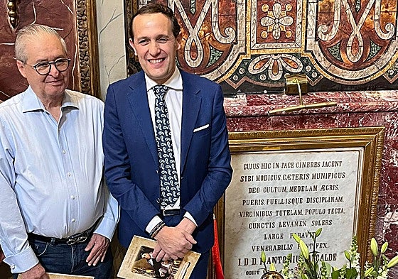 El presidente de la Diputación de Valladolid (derecha) participa en el Santuario de Guadalupe de Guadalajara (México) en una ofrenda floral a un dominico de Cigales.