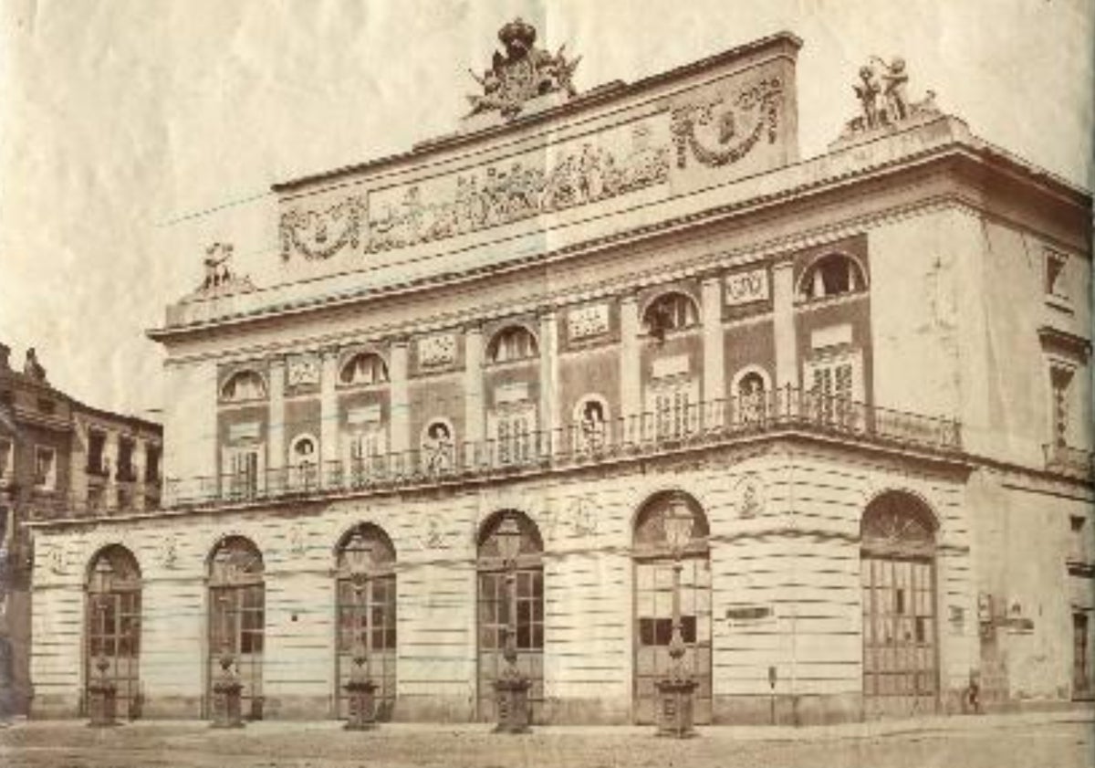 Imagen principal - Arriba, el Teatro Real de Madrid, fotografiado por Laurent, donde triunfó en 1909; abajo, dibujo de su casa por ella misma y una fotografía de la vallisoletana en 1927.