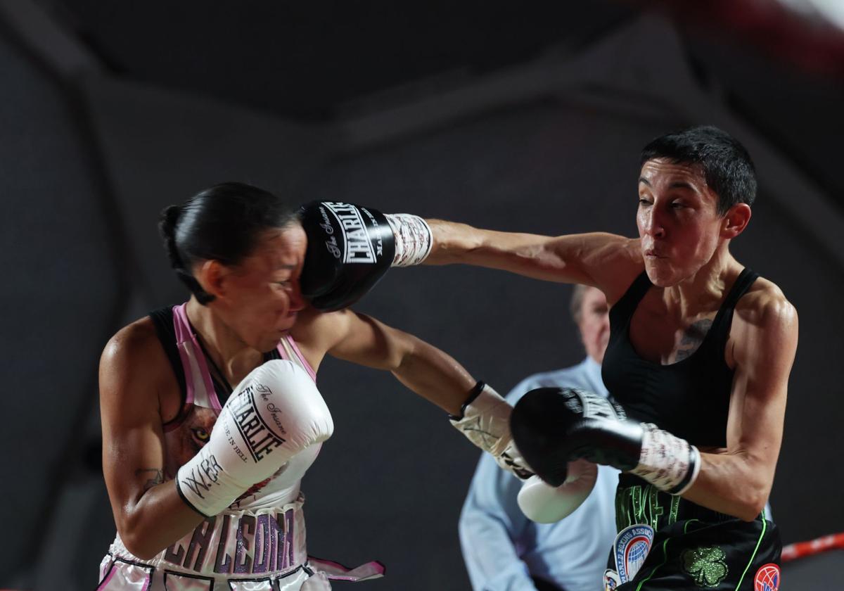 Isa Rivero conecta una derecha en el rostro de Erika Bolívar, anoche en la Cúpula del Milenio.